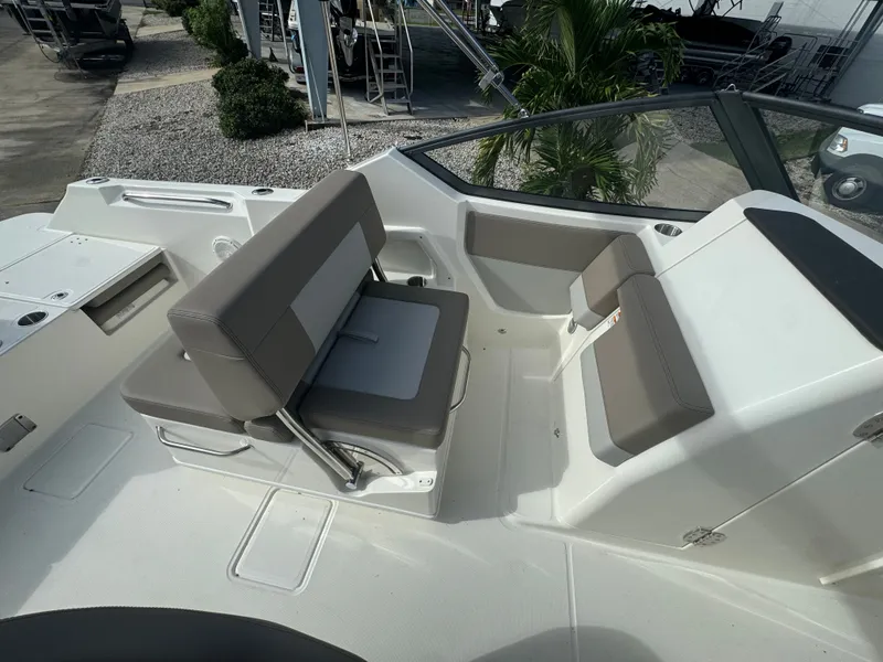 Slide: The Image of Boston Whaler 210 Vantage 2026 - 18