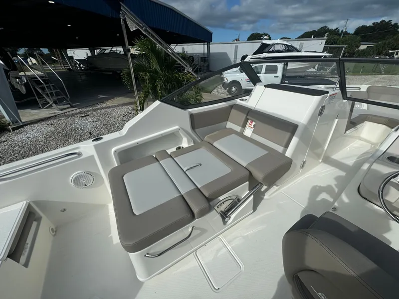 Slide: The Image of Boston Whaler 210 Vantage 2026 - 19