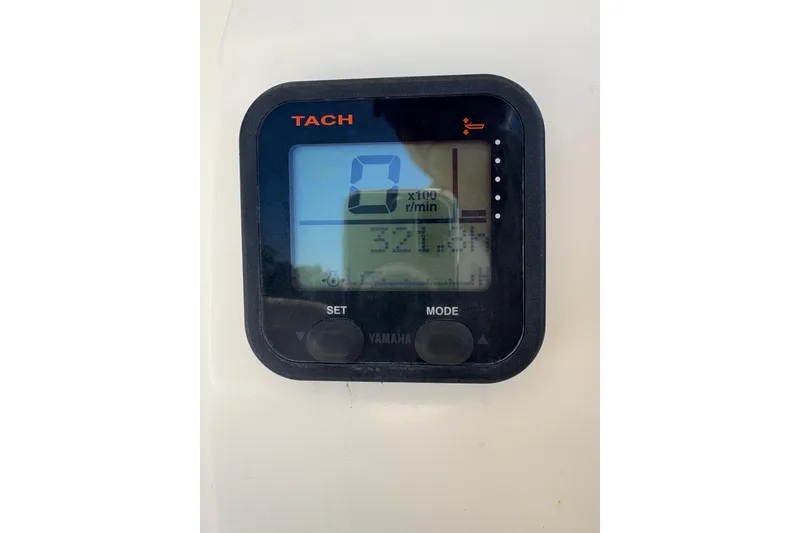 Slide: The Image of Tachometer display on 2015 Wellcraft 290 Coastal boat, showing engine RPM and hours. - 42