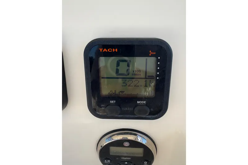 Slide: The Image of Tachometer display on 2015 Wellcraft 290 Coastal boat dashboard. - 43
