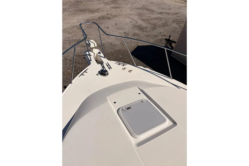 Slide: The Image of Bow view of 2015 Wellcraft 290 Coastal boat, featuring deck and railing. - 48