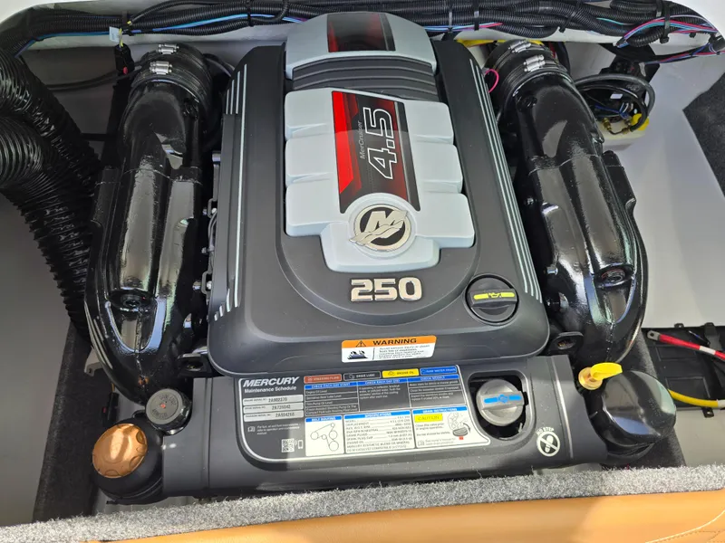 Slide: The Image of 2025 Four Winns H1 boat engine, Mercury 4.5L 250 HP, detailed view. - 24