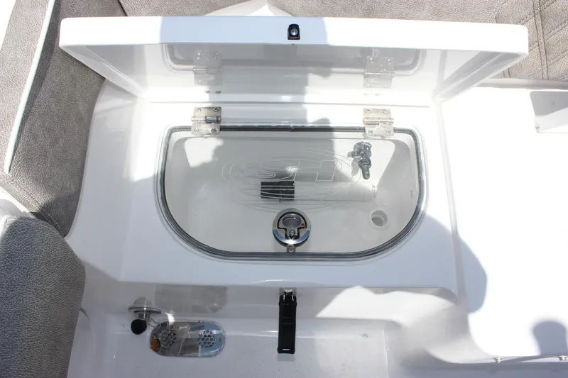 Slide: The Image of Livewell compartment on 2026 Sea Hunt Ultra 265 SE boat, featuring a transparent lid. - 30