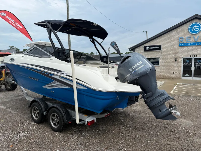 Slide: The Image of 2018 Stingray 214 LR boat with Yamaha engine at Revis Yacht Sales. - 3