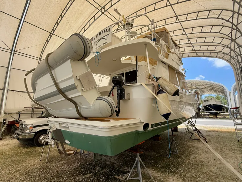 Slide: The Image of Mainship 390 Trawler 2001 - 3