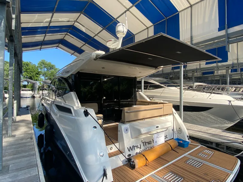 Slide: The Image of Sea Ray 400 Sundancer 2016 - 19