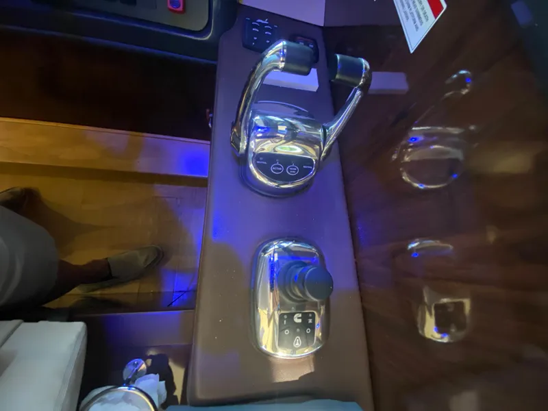 Slide: The Image of Sea Ray 400 Sundancer 2016 - 35