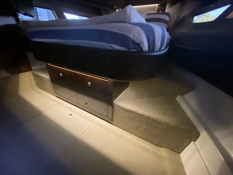 Slide: The Image of Sea Ray 400 Sundancer 2016 - 56