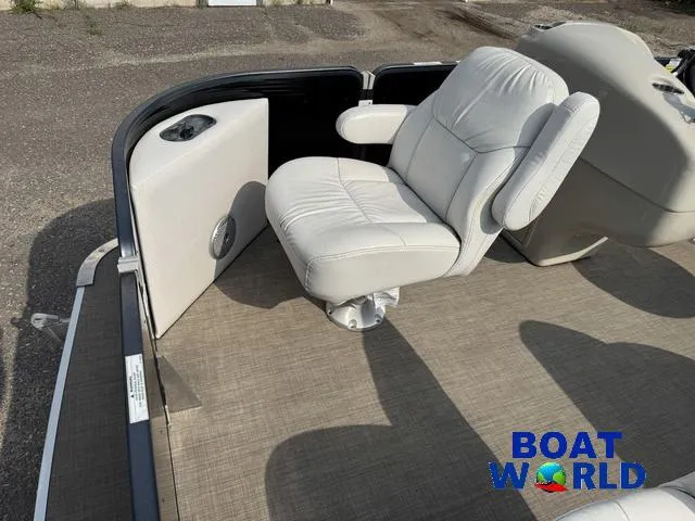 Slide: The Image of Palm Beach 200 Castmaster Pontoon With SEA LEGS 2017 - 11