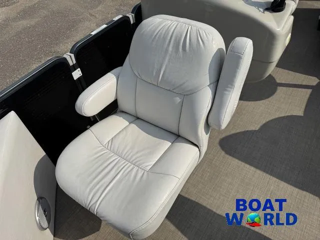 Slide: The Image of Palm Beach 200 Castmaster Pontoon With SEA LEGS 2017 - 14