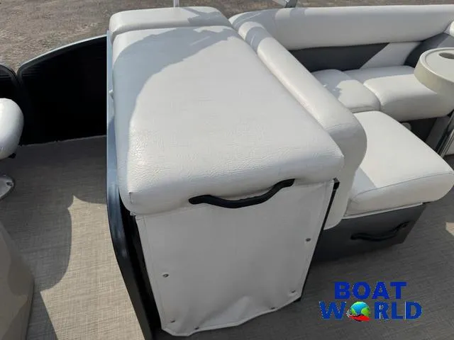 Slide: The Image of Palm Beach 200 Castmaster Pontoon With SEA LEGS 2017 - 36