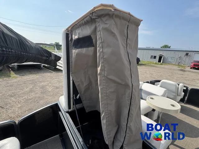 Slide: The Image of Palm Beach 200 Castmaster Pontoon With SEA LEGS 2017 - 37