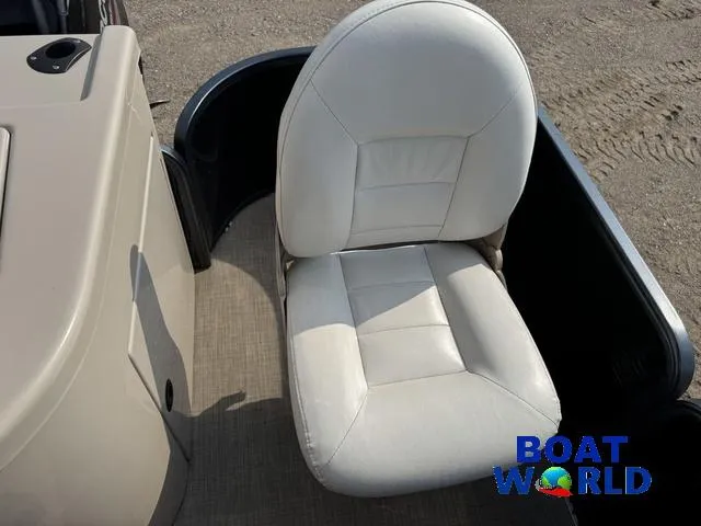 Slide: The Image of Palm Beach 200 Castmaster Pontoon With SEA LEGS 2017 - 42