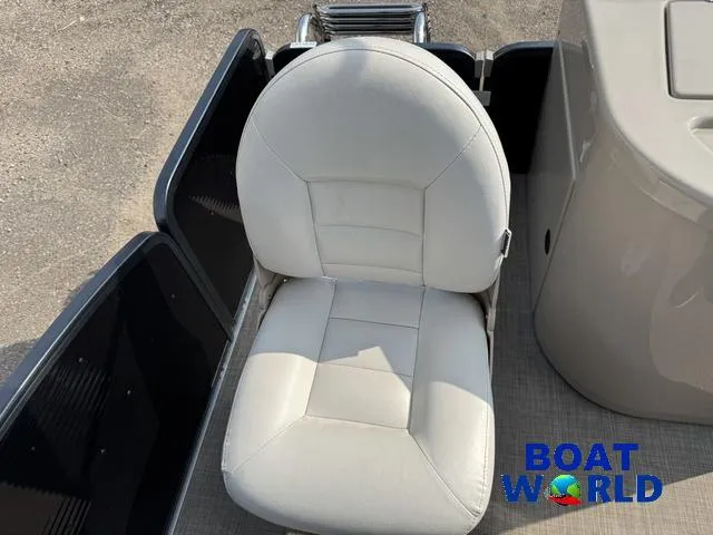 Slide: The Image of Palm Beach 200 Castmaster Pontoon With SEA LEGS 2017 - 44