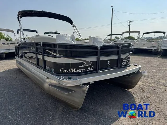 Slide: The Image of Palm Beach 200 Castmaster Pontoon With SEA LEGS 2017 - 50