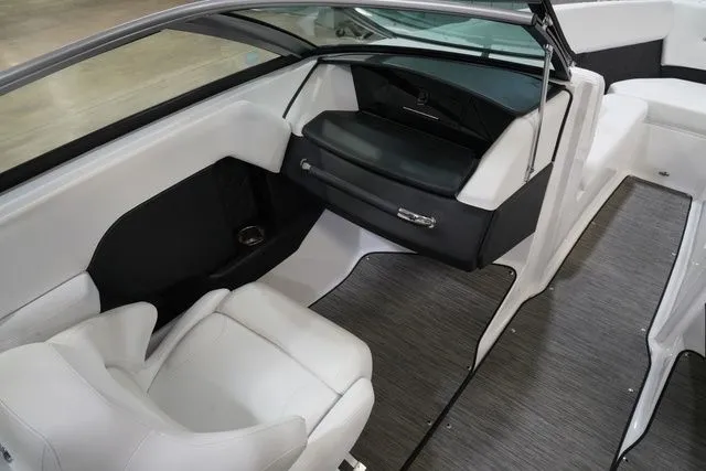 Slide: The Image of Four Winns H4 2022 - 13