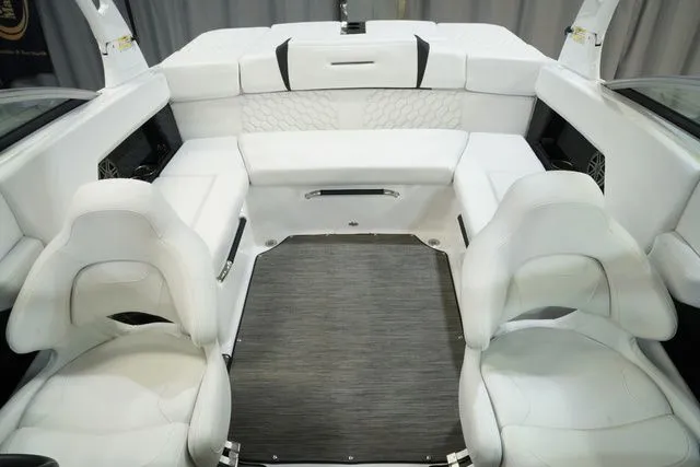 Slide: The Image of Four Winns H4 2022 - 18