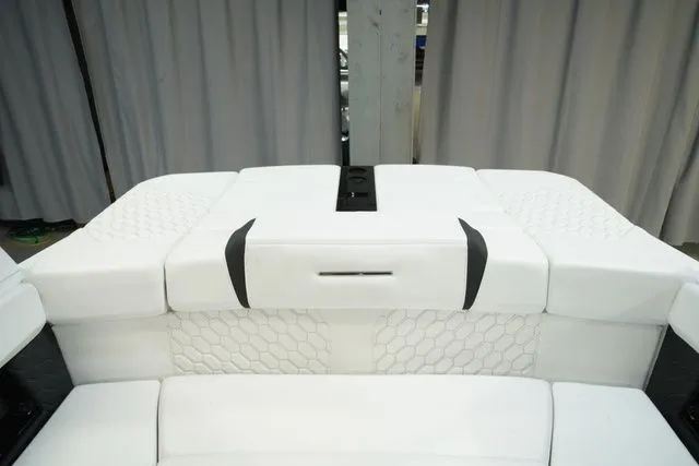 Slide: The Image of Four Winns H4 2022 - 21