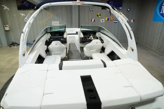 Slide: The Image of Four Winns H4 2022 - 23