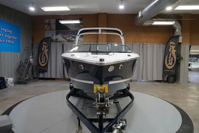 Slide: The Image of Four Winns H4 2022 - 3