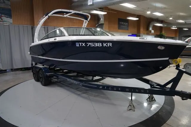 Slide: The Image of Four Winns H4 2022 - 5