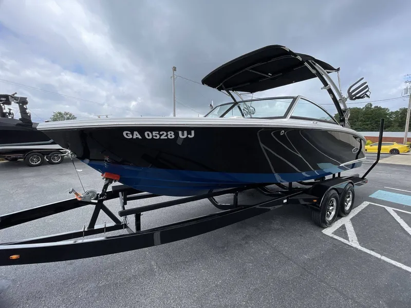 Slide: The Image of Cobalt CS23 Surf 2018 - 10