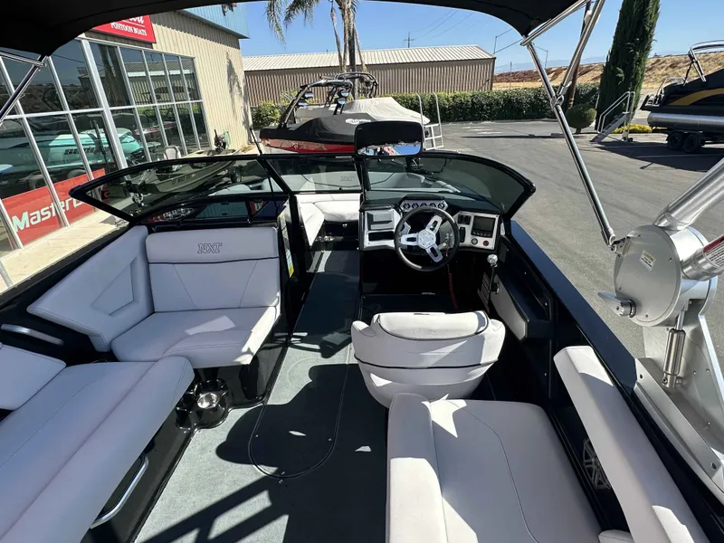 Slide: The Image of MasterCraft NXT22 2019 - 15