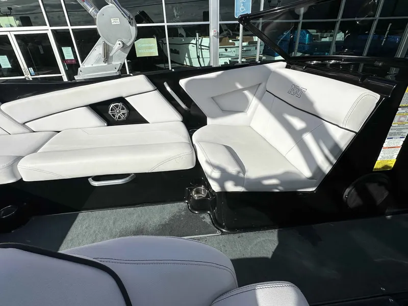 Slide: The Image of MasterCraft NXT22 2019 - 17