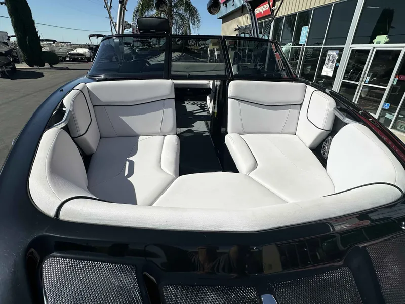 Slide: The Image of MasterCraft NXT22 2019 - 8