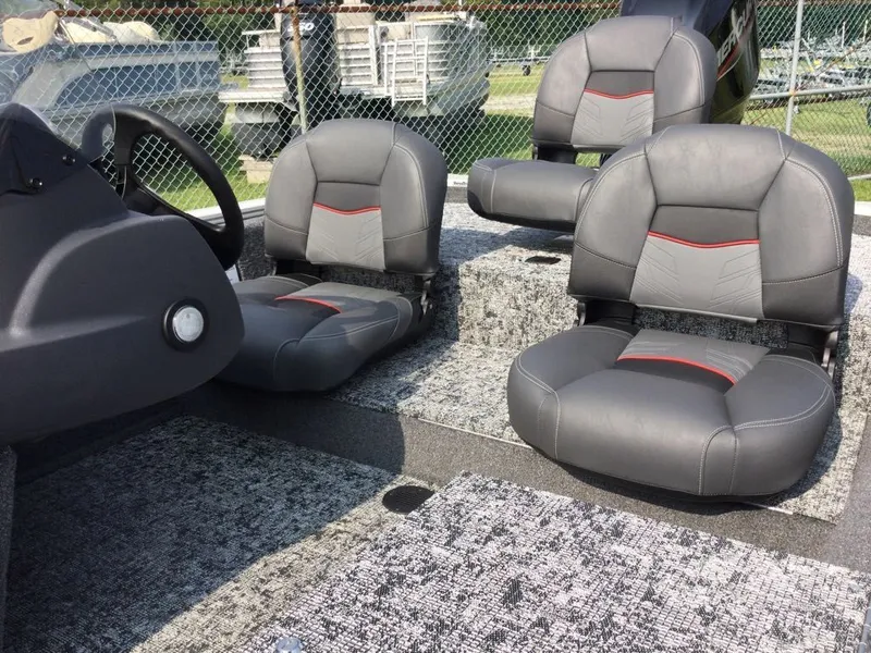 Slide: The Image of Tracker Pro 170 2026 - 4