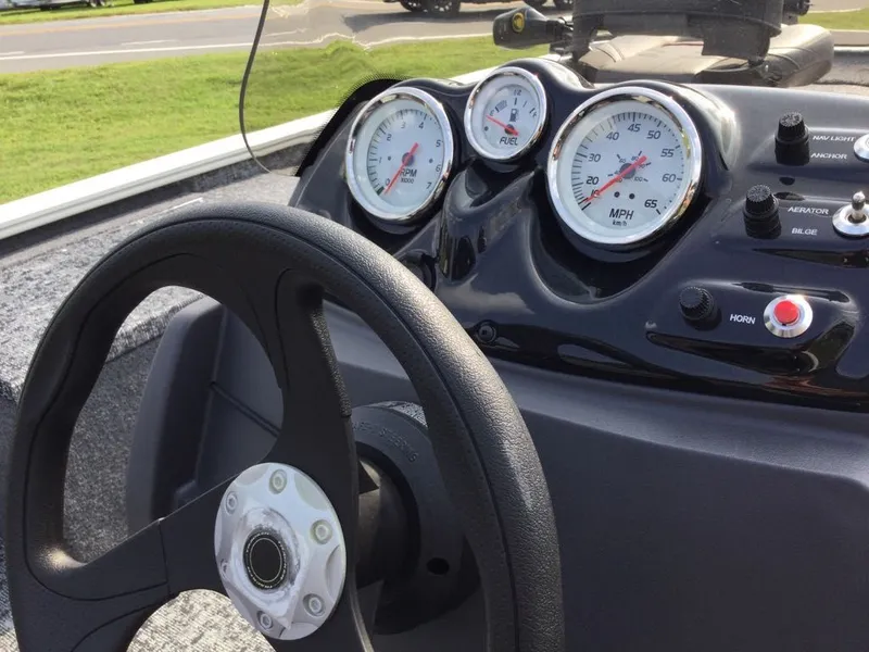 Slide: The Image of Tracker Pro 170 2026 - 6