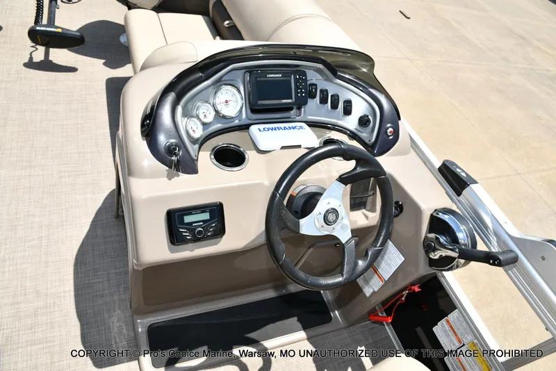 Slide: The Image of Sun Tracker Fishin' Barge 20 DLX 2022 - 12