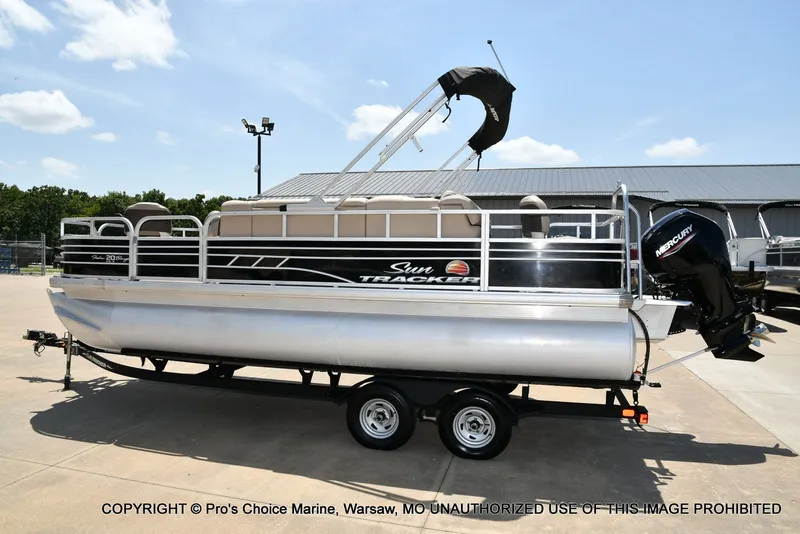Slide: The Image of Sun Tracker Fishin' Barge 20 DLX 2022 - 26