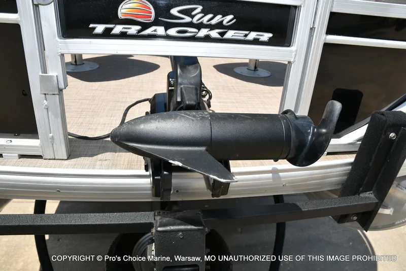 Slide: The Image of Sun Tracker Fishin' Barge 20 DLX 2022 - 30