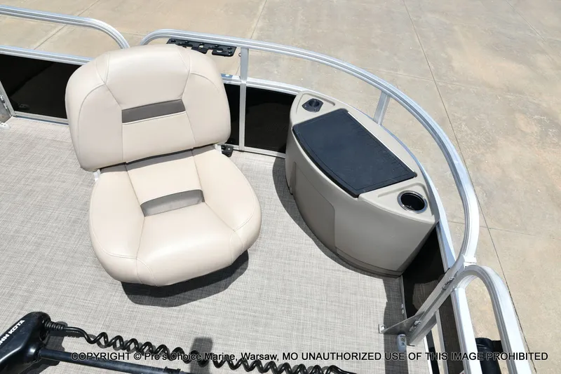 Slide: The Image of Sun Tracker Fishin' Barge 20 DLX 2022 - 32