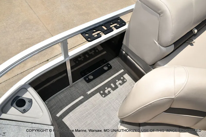 Slide: The Image of Sun Tracker Fishin' Barge 20 DLX 2022 - 35