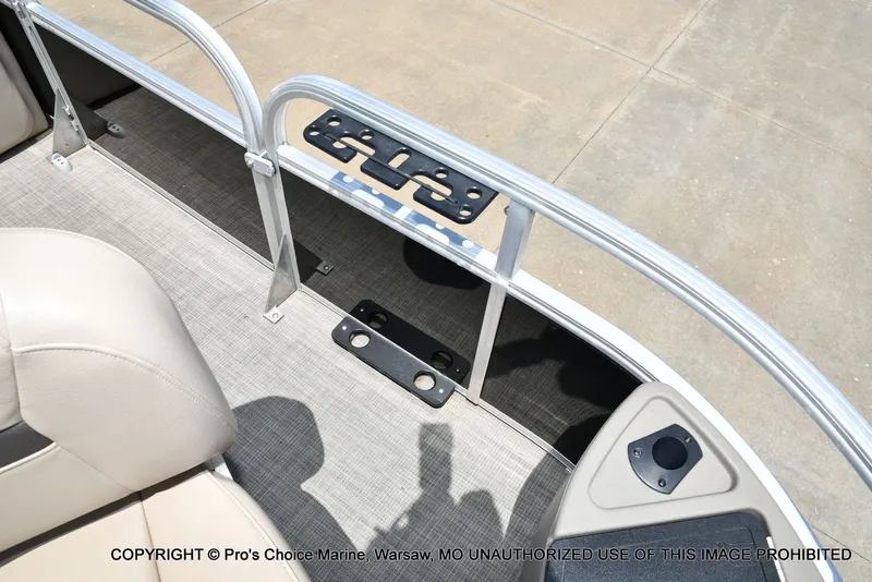 Slide: The Image of Sun Tracker Fishin' Barge 20 DLX 2022 - 37