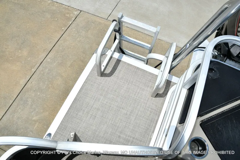 Slide: The Image of Sun Tracker Fishin' Barge 20 DLX 2022 - 52