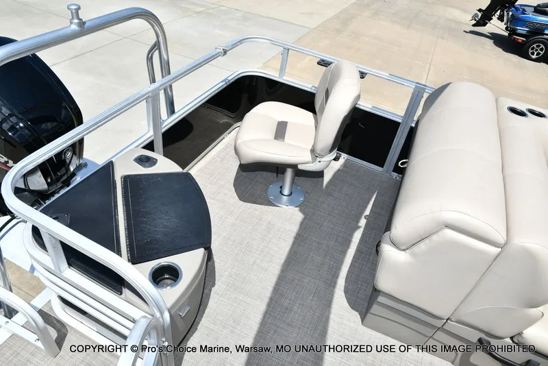 Slide: The Image of Sun Tracker Fishin' Barge 20 DLX 2022 - 53