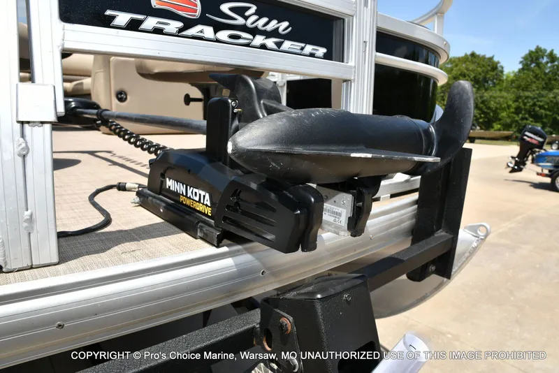 Slide: The Image of Sun Tracker Fishin' Barge 20 DLX 2022 - 7