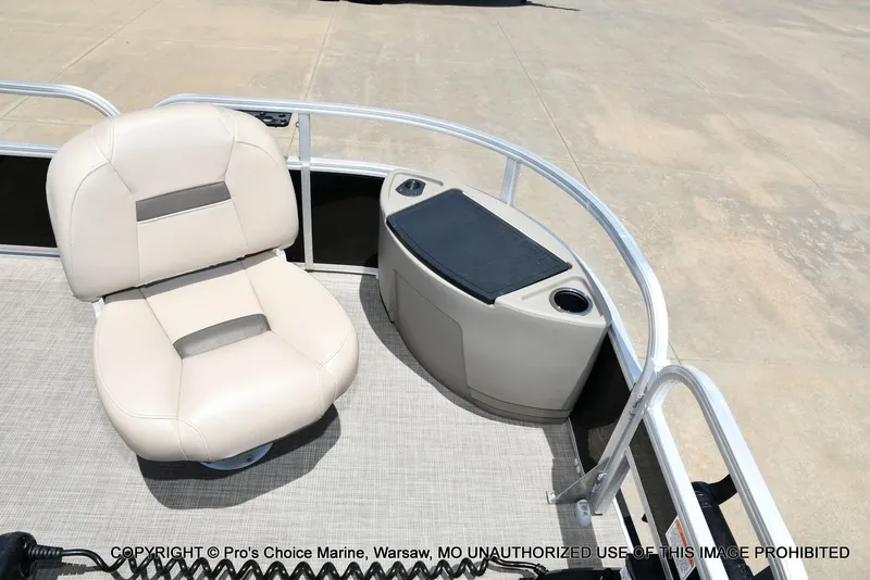 Slide: The Image of Sun Tracker Fishin' Barge 20 DLX 2022 - 8