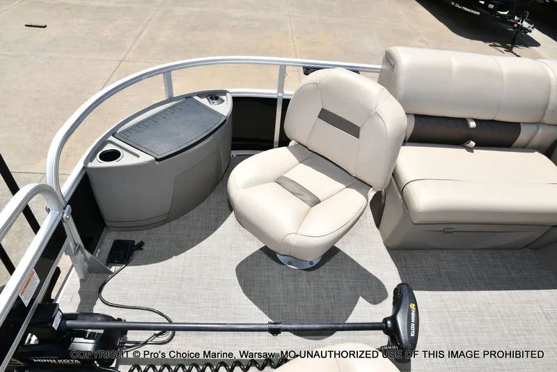 Slide: The Image of Sun Tracker Fishin' Barge 20 DLX 2022 - 9