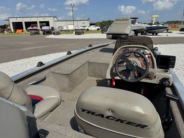 Slide: The Image of Tracker 175 1999 - 4