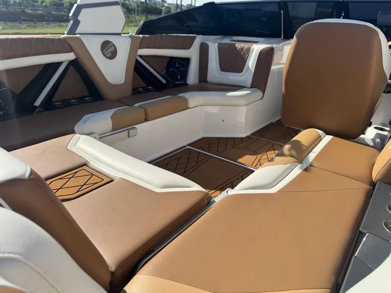 Slide: The Image of Tigé 23ZX 2021 - 10