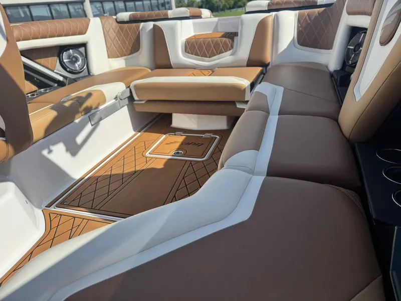 Slide: The Image of Tigé 23ZX 2021 - 14