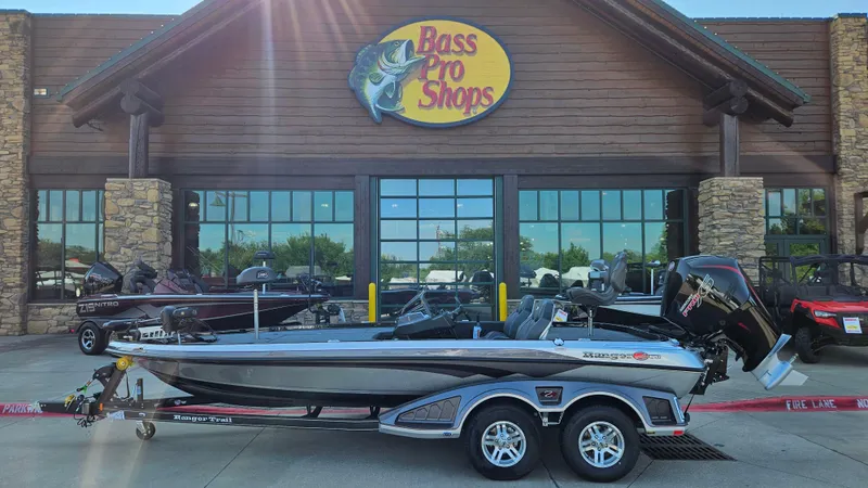 The Image of 2025 Ranger Z520 boat displayed outside Bass Pro Shops store. - 0