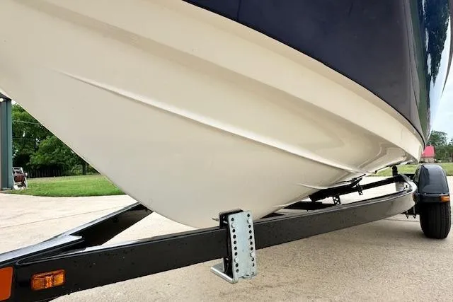 Slide: The Image of 2014 Yamaha Boats SX190 on trailer, close-up of hull and trailer support. - 18