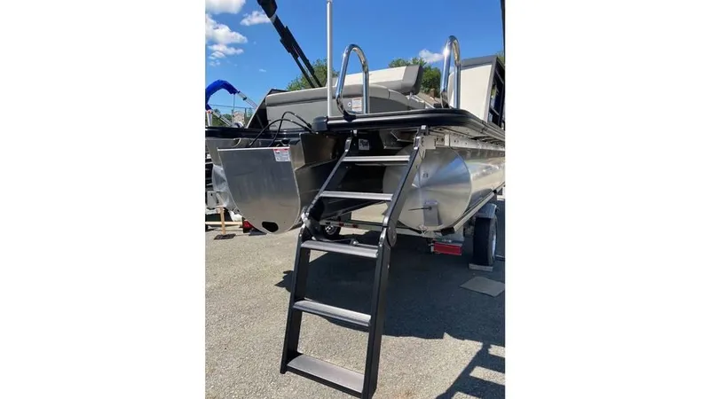 Slide: The Image of 2025 Starcraft EXS 1 Q DH boat with ladder and sleek design. - 9