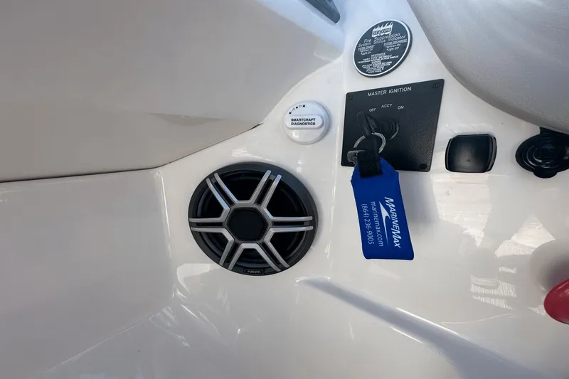 Slide: The Image of Sea Ray SDX 250 Surf 2026 - 12
