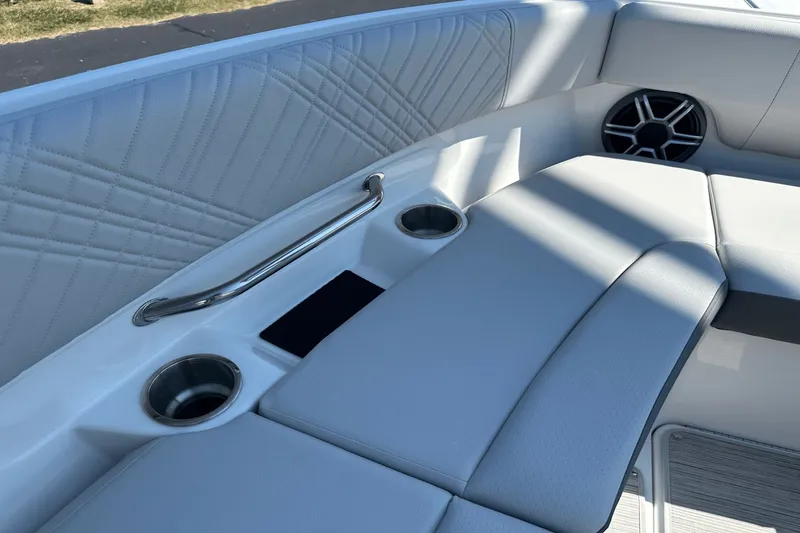 Slide: The Image of Sea Ray SDX 250 Surf 2026 - 4
